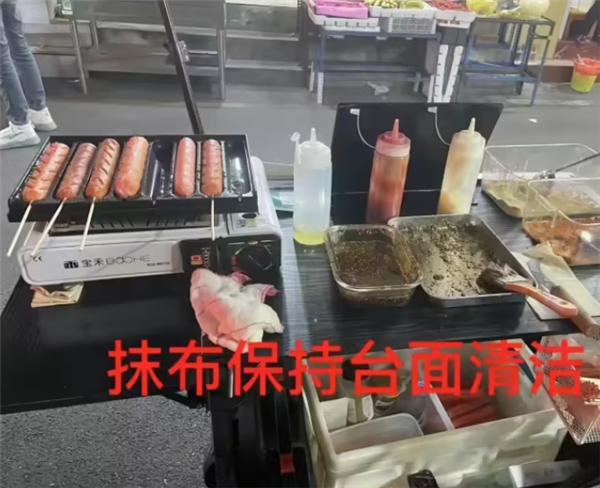 女护士下班摆摊卖“无菌烤肠”走红 3小时赚200多：网友点赞凭自己能力赚钱