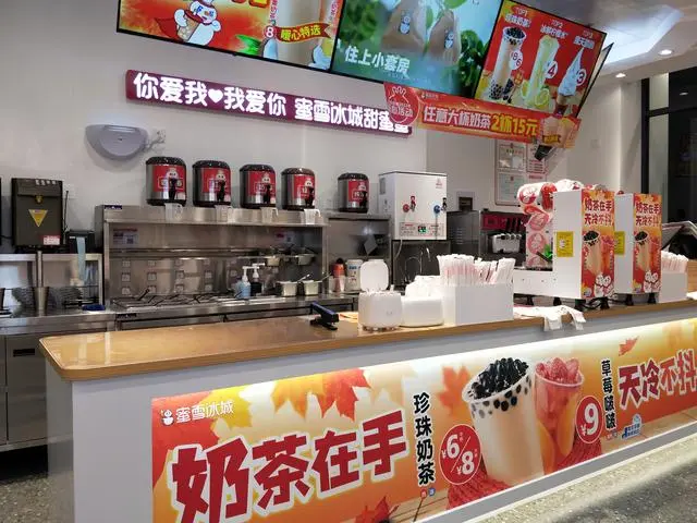 蜜雪冰城两家门店：用过期食材，更换效期卡成“店规”
