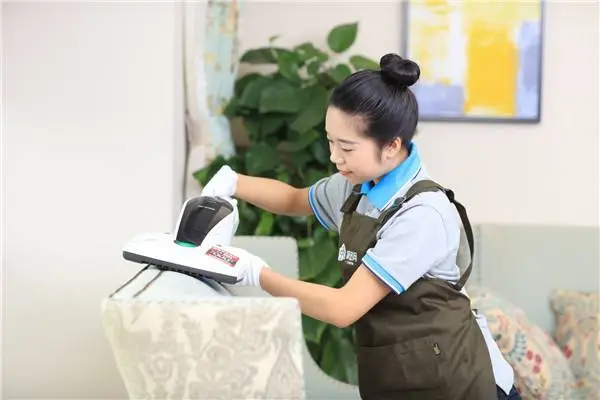 保姆用被子捂婴儿头部1分钟，家政公司这样回应