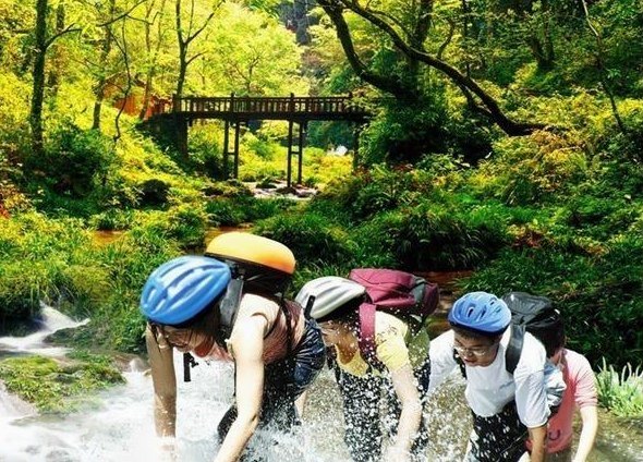  女子刷直播刷到自家老公带小三游玩视频